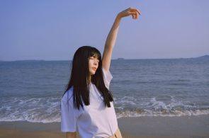 太羞愧了!25岁英国美女发自拍与房东调情,希望降低房租惨遭拒绝